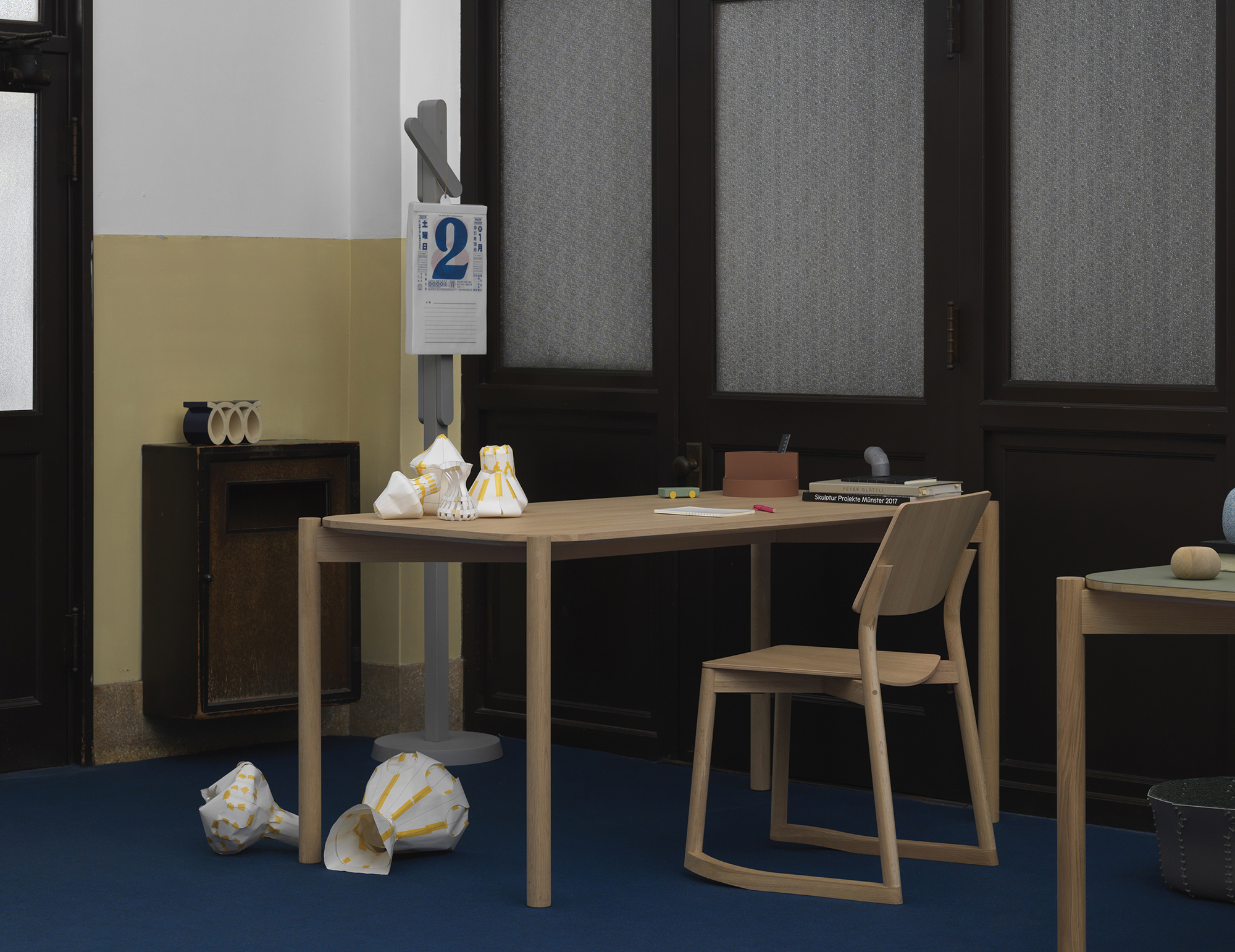 PANORAMA CHAIR WITH RUNNERS_CASTOR TABLE