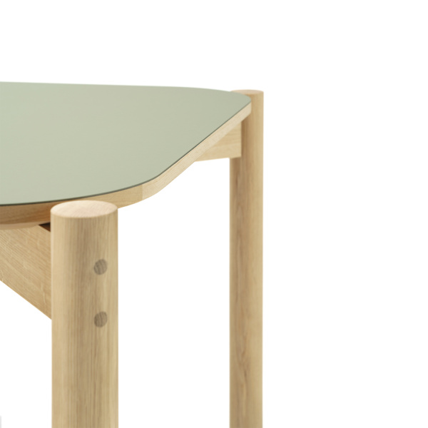 castor table linoleum 2